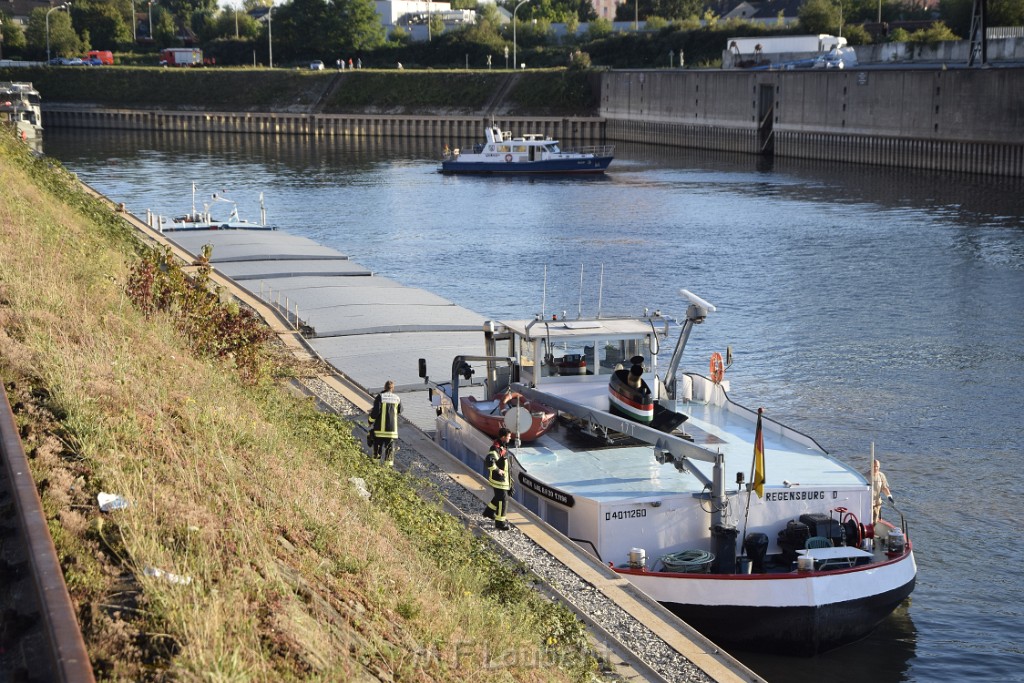 Havarie Wassereinbruch Motorraum beim Schiff Koeln Niehl Niehler Hafen P039.JPG - Miklos Laubert